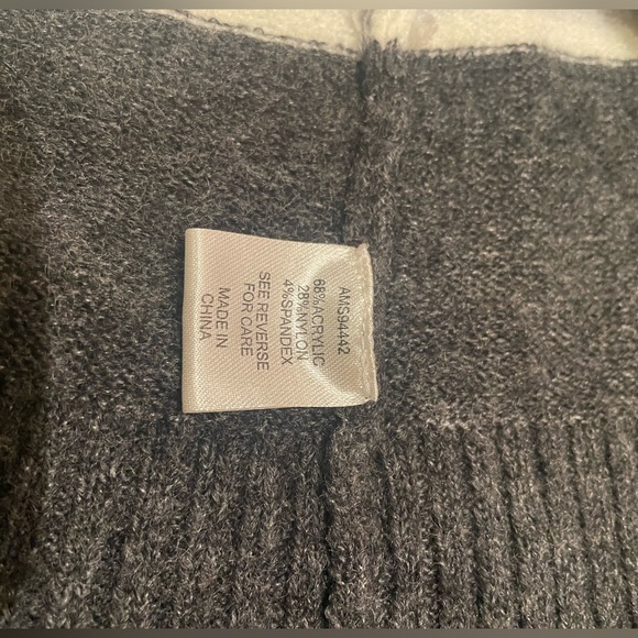 Alison Andrew’s Gray Sweater Size Medium - Picture 4 of 7